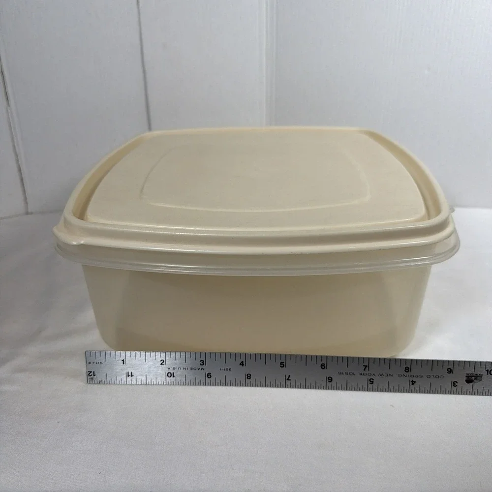 VTG Rubbermaid Servin Saver 19 Cup 4.5L Storage Container Square Almond Lid